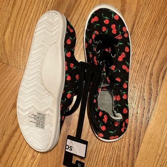 SO size 7.5 slip on cherry sneakers black - Picture 3 of 3